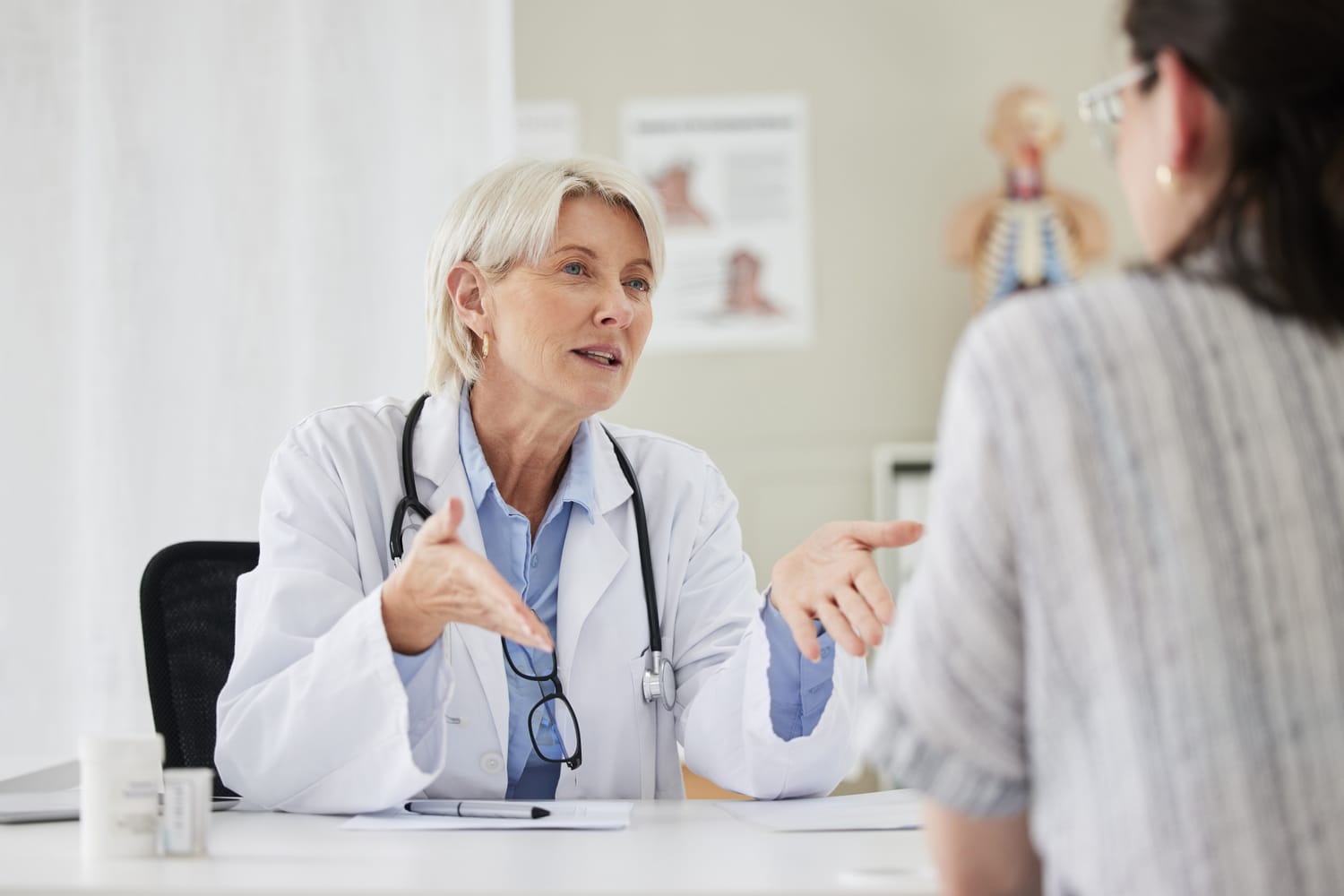 Reifer Arzt in der Konsultation mit einem Patienten